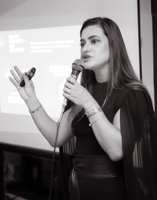 Dra. Roberta Santana em palestra
