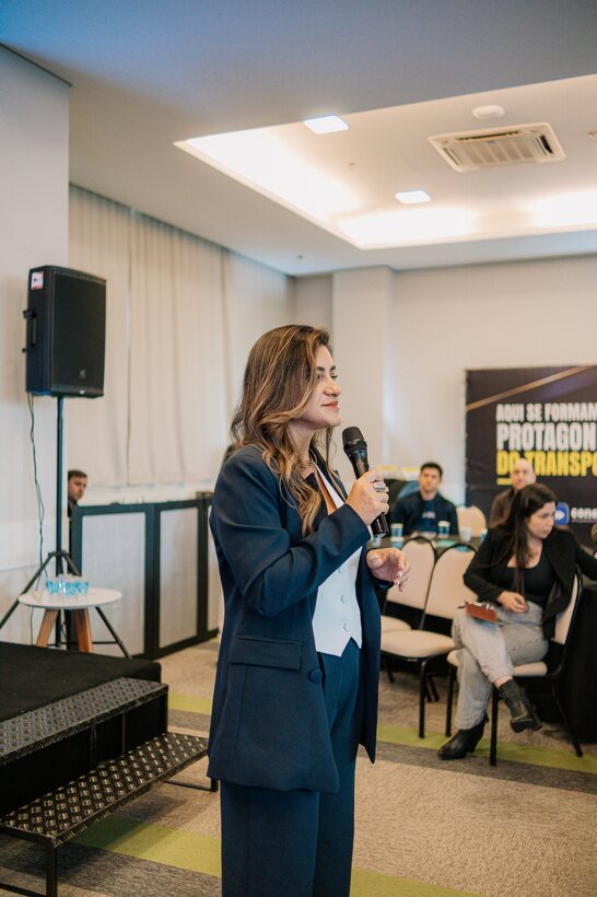 Dra. Roberta Santana em evento do setor de transporte