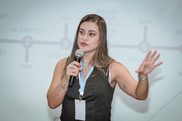 Dra. Roberta Santana apresentando linha do tempo da Lei do Motorista