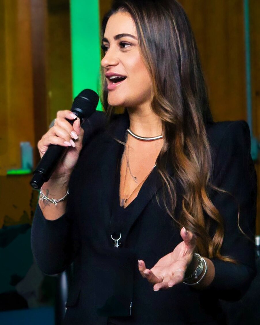 Dra. Roberta Santana em palestra