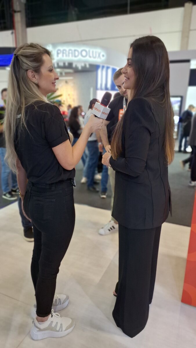 Dra. Roberta Santana entrevistada em feira do setor
