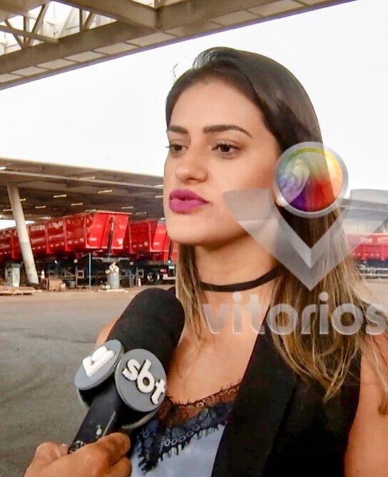 Dra. Roberta Santana em entrevista em pátio de caminhões